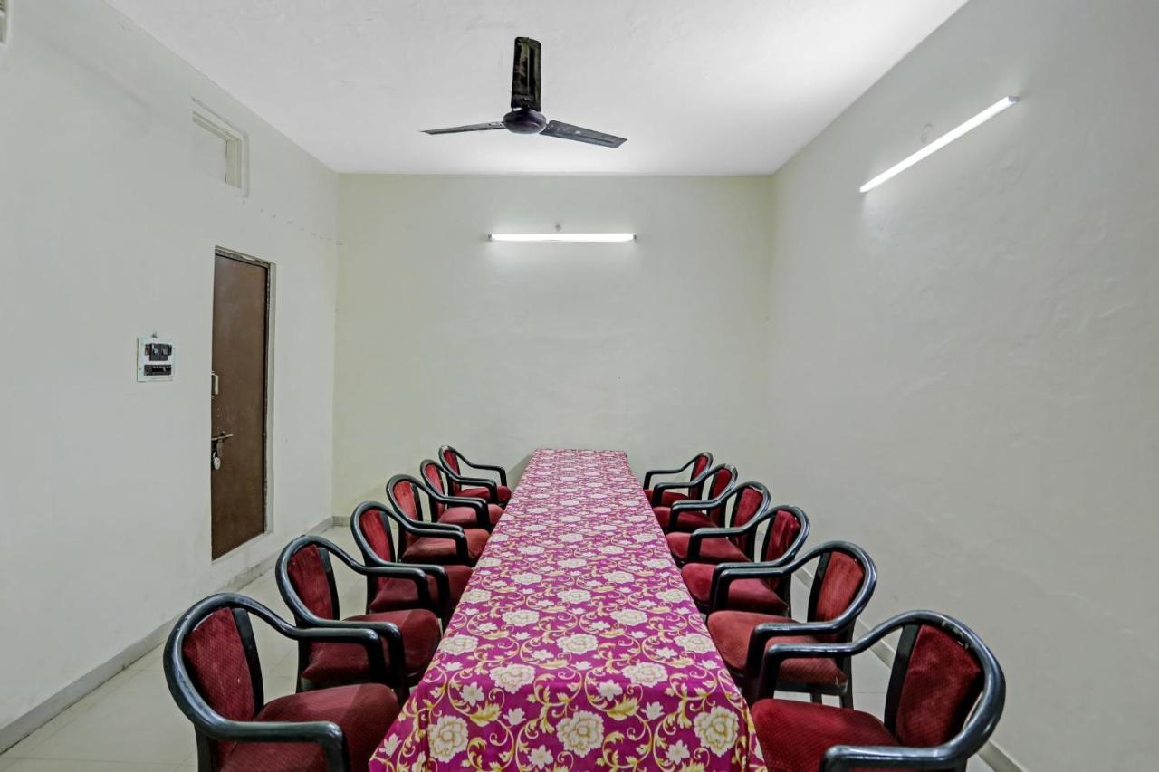 מלון Izatnagar Collection O 85238 Tulika Garden מראה חיצוני תמונה