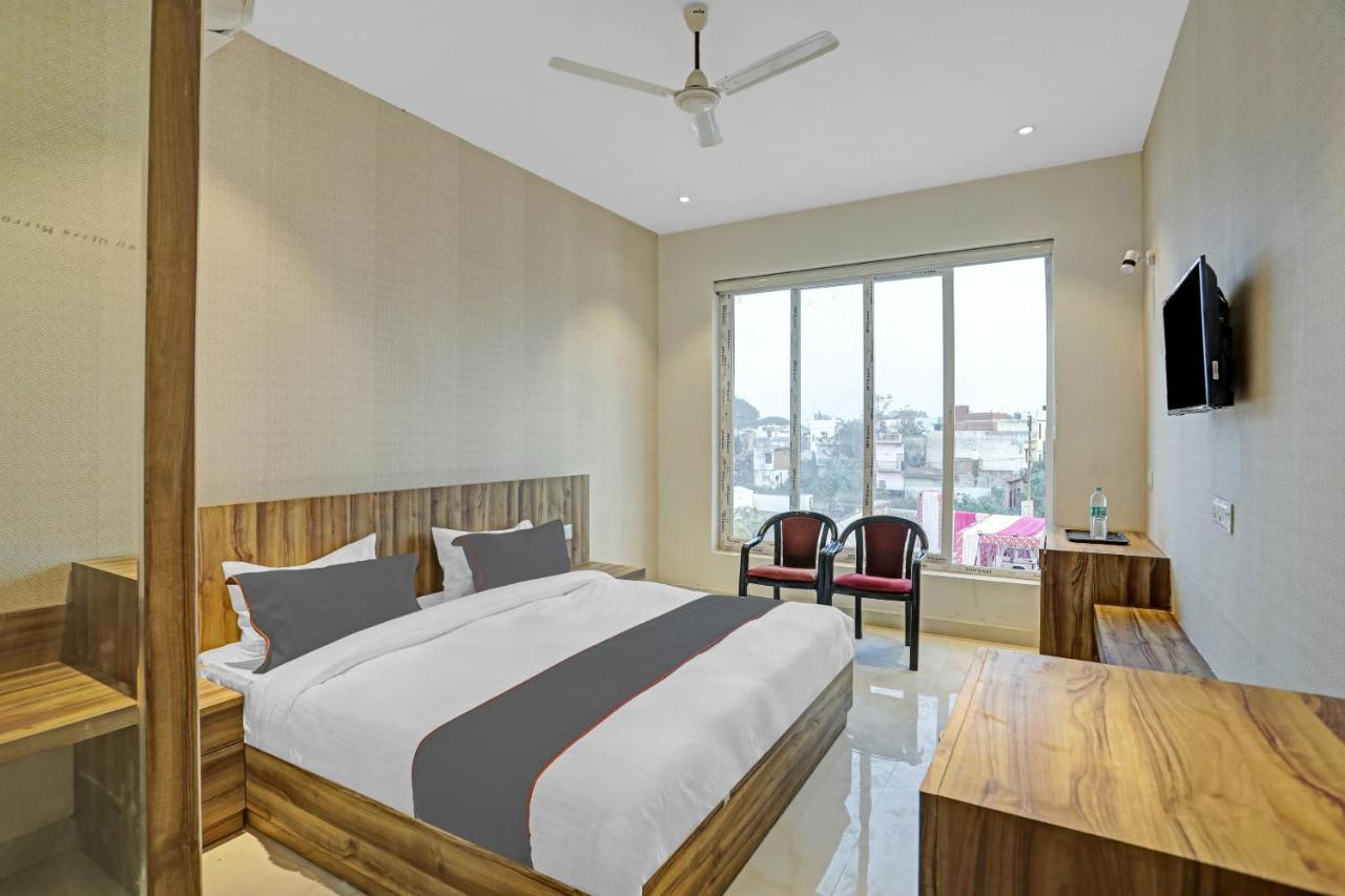 מלון Izatnagar Collection O 85238 Tulika Garden מראה חיצוני תמונה